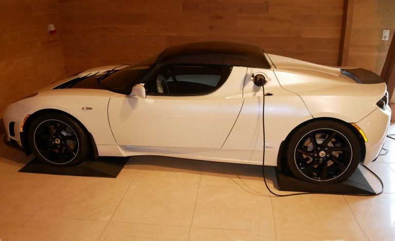 Tesla Roadster. El último de todos ellos sale a la venta en Suiza