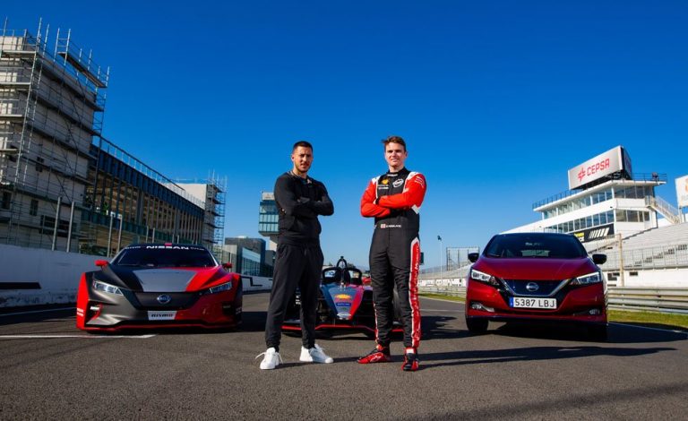 Eden Hazard prueba los eléctricos de Nissan
