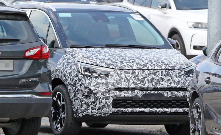 El Opel Crossland X prepara cambios con el estilo del Mokka