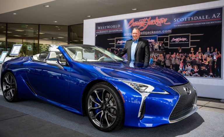 El dueño del primer Lexus LC 500 Convertible presume de coche