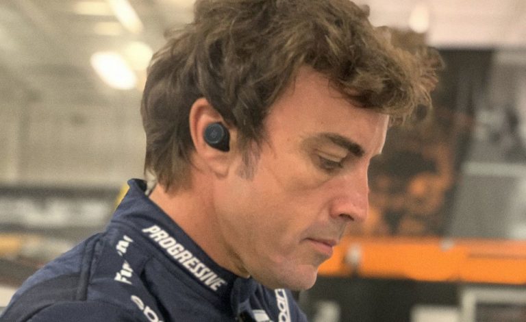 Unos cascos y un altavoz con la firma de Fernando Alonso