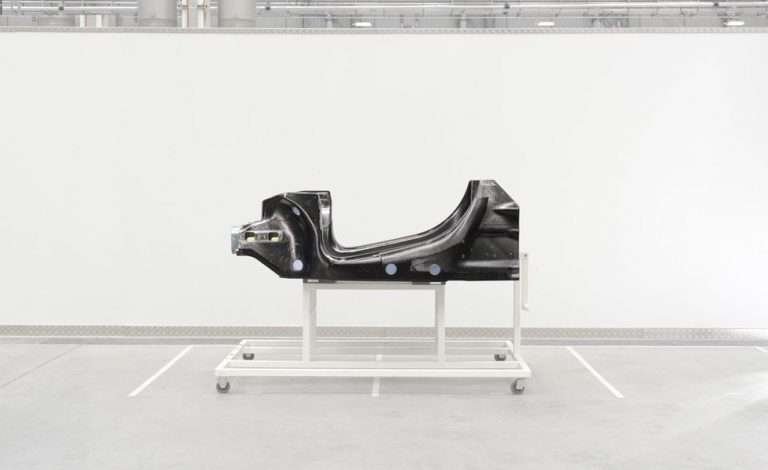Este es el chasis de carbono que usarán los futuros McLaren electrificados