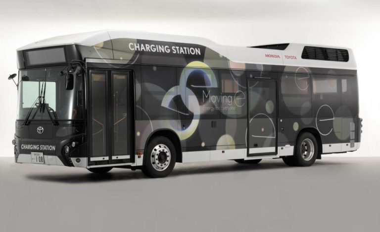 Toyota y Honda desarrollan un autobús que garantizará la electricidad en desastres y emergencias