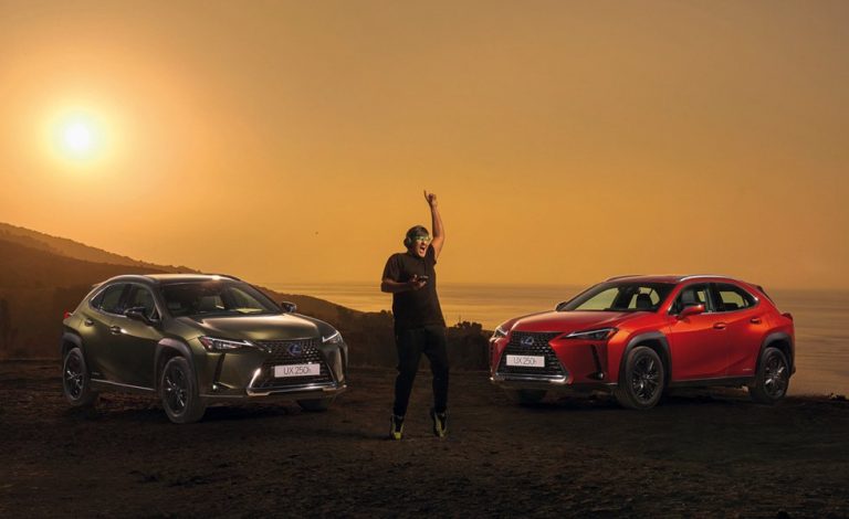 El DJ Wally López pincha para para Lexus en un aerogenerador