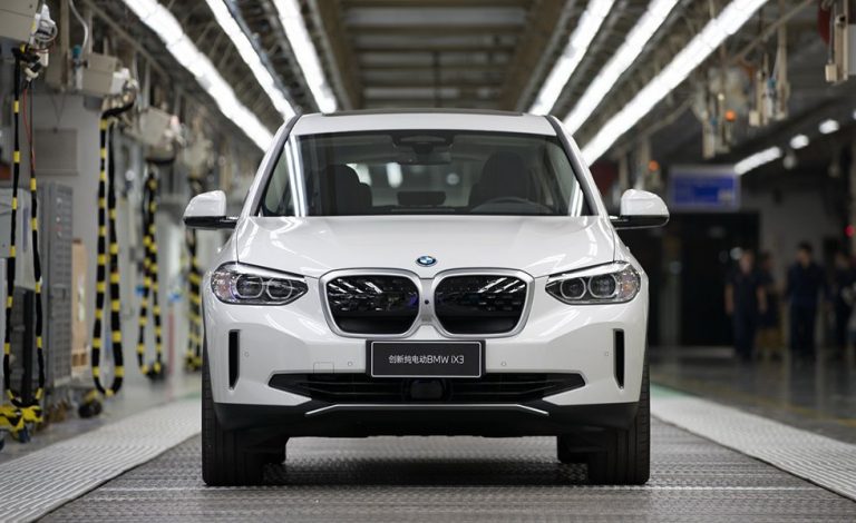 El primer BMW iX3 abandona la línea de producción en China
