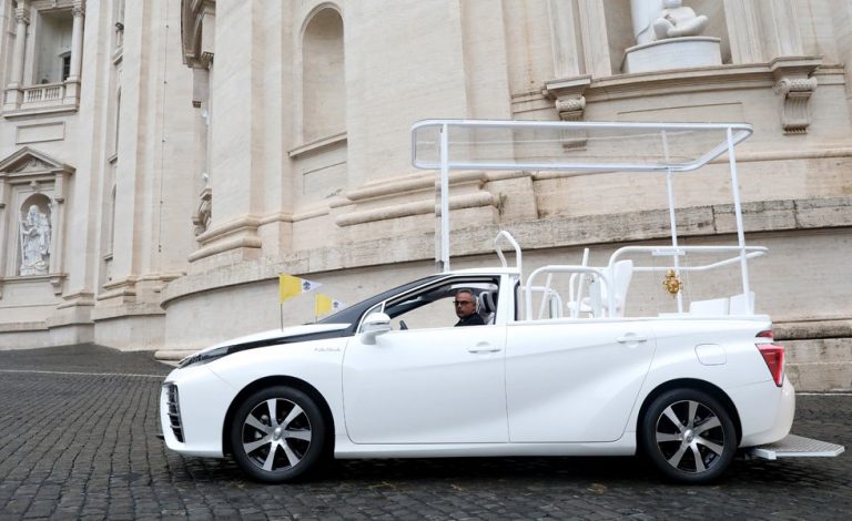 Toyota Mirai, el nuevo papamóvil es de  hidrógeno