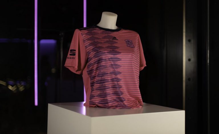 Seat crea una camiseta para apoyar la lucha contra el cáncer de mama