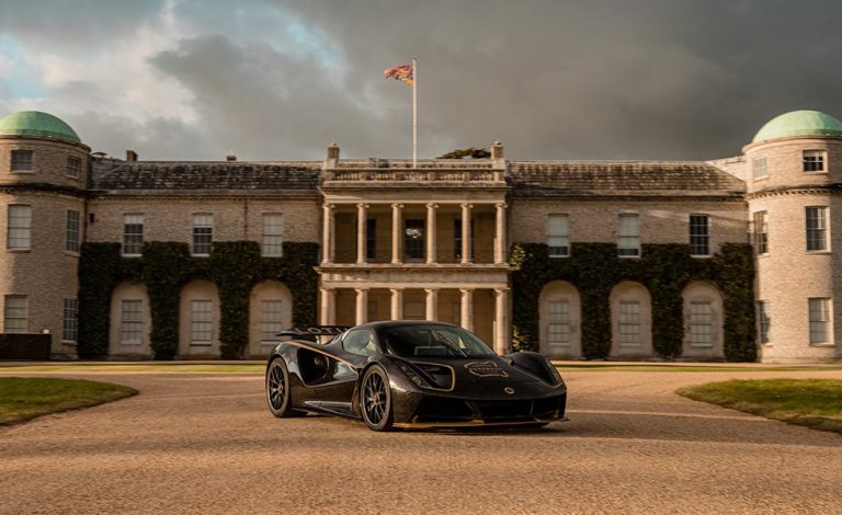 El Lotus Evija llega a Goodwood con los colores de John Player Special