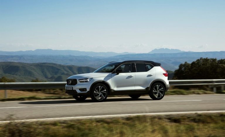 Conducimos el Volvo XC40 T2. Entra en el 'Universo Volvo'