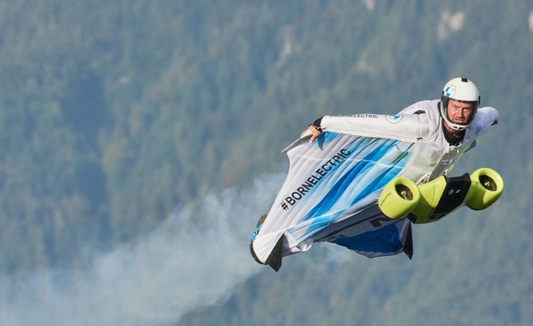 BMW. Desarrolla un traje de alas eléctrico para volar a 300 km/h