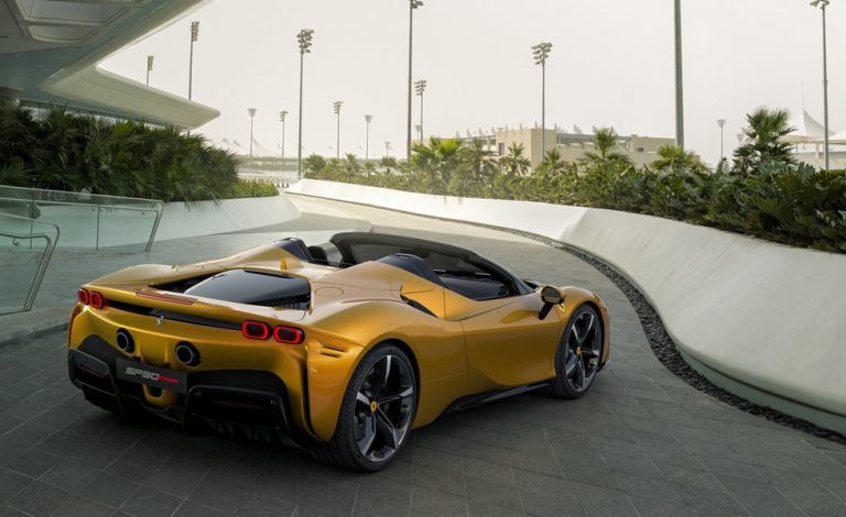 Ferrari SF90 Spider. Fiesta al aire libre