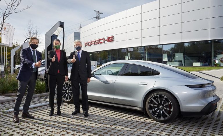 Iberdrola y Porsche se unen para instalar estaciones de recarga ultrarrápida