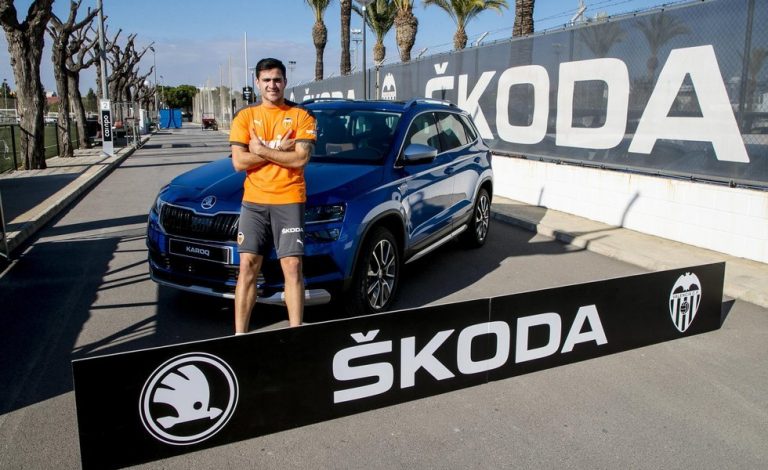 Los jugadores del Valencia CF estrenan sus nuevos Skoda