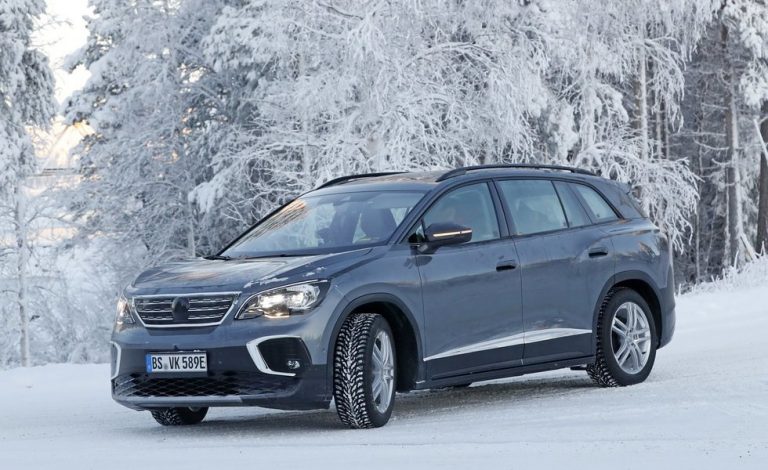 El Volkswagen ID.6 espiado en la nieve