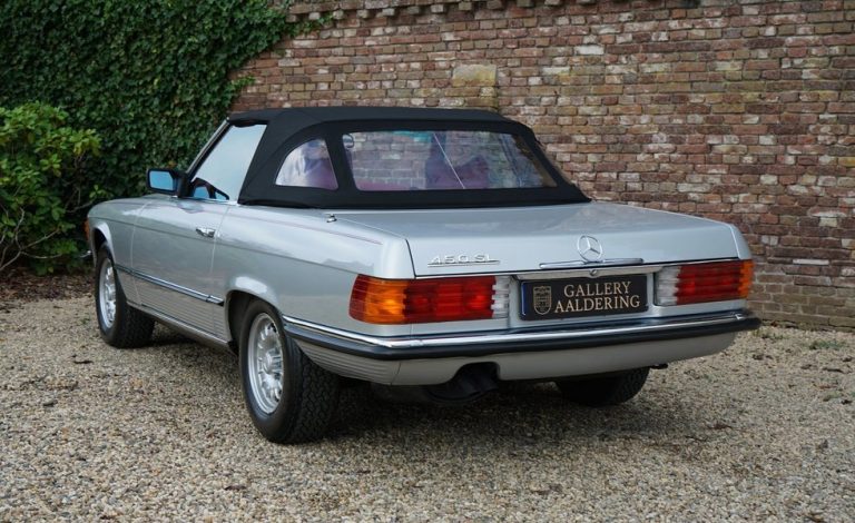 Solo 18.145 kilómetros tiene este Mercedes-Benz 450 SL, que ahora se vende