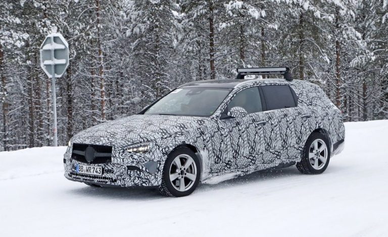 El Mercedes Clase C familiar 2021, en la nieve