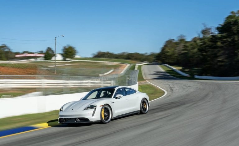 El Porsche Taycan Turbo S vuela sobre el circuito de Michelin Raceway Road Atlanta