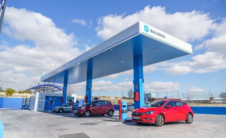 Ballenoil dona 9.000 euros
a los bancos de alimentos y a APADIS