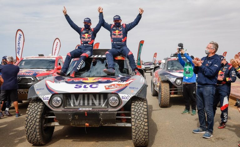 Mini gana su sexto Dakar, Peterhansel su 14º y Sainz se sube al podio