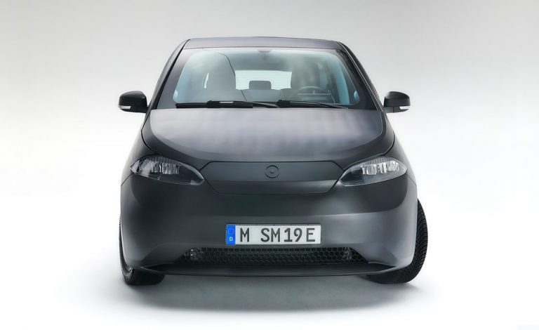 Sono. Nuevo prototipo del Sion junto con un trailer con paneles solares