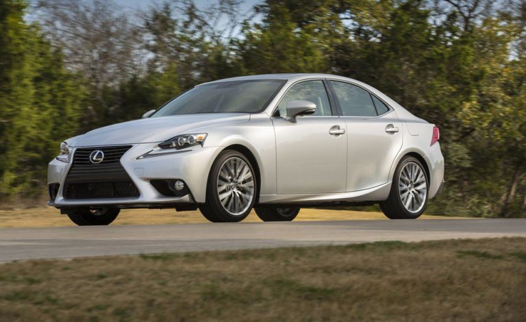 El Lexus IS introduce mejoras un año después