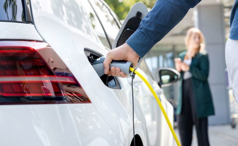 Nuevo impuesto doble para los puntos de carga de vehículos eléctricos