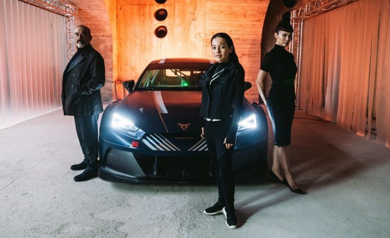 El Cupra e-Racer protagoniza la serie de ciencia ficción 'RPM'