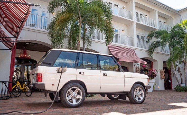 Este Range Rover clásico esconde un corazón Tesla bajo su carrocería
