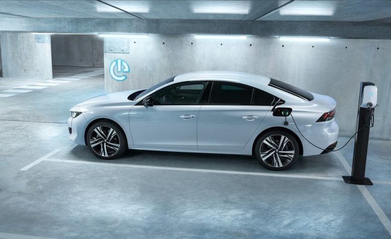 La gama híbrida enchufable de Peugeot incorpora un cable de carga Tipo 2 de serie