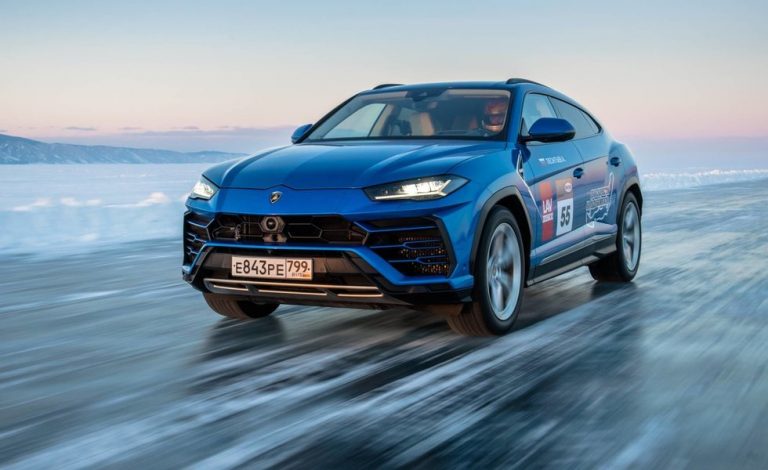 El Lamborghini Urus vuela sobre el hielo del lago Baikal