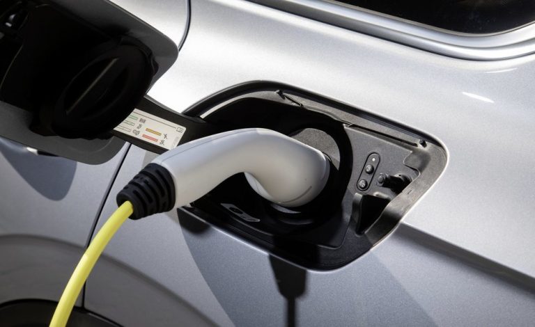 Los fabricantes de vehículos eléctricos reclaman a la UE acelerar la implantación de puntos de carga