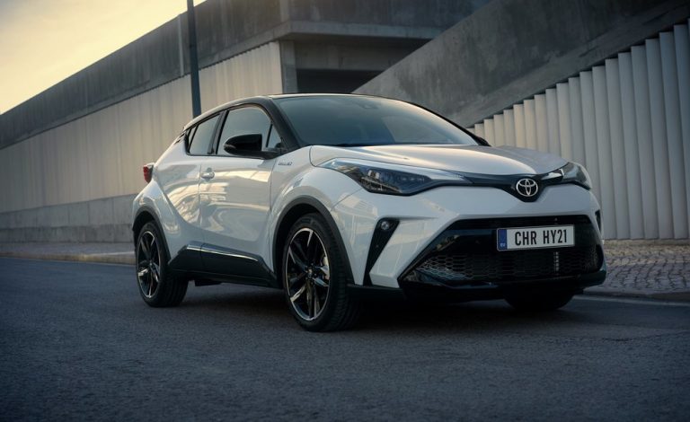 El seguro 'Llámalo X' incluye coche ecológico: un Toyota C-HR