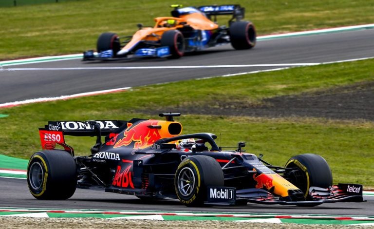 Verstappen empata el partido en una caótica carrera