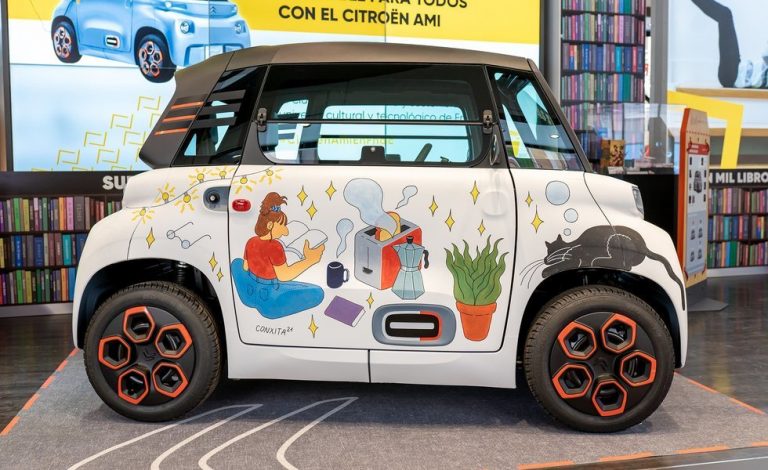 Al Citroën Ami le sienta bien el arte