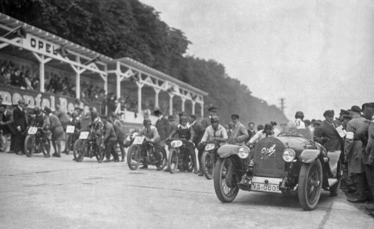 Opel Rennbahn. Se cumplen 100 años de las primeras competiciones en el circuito alemán