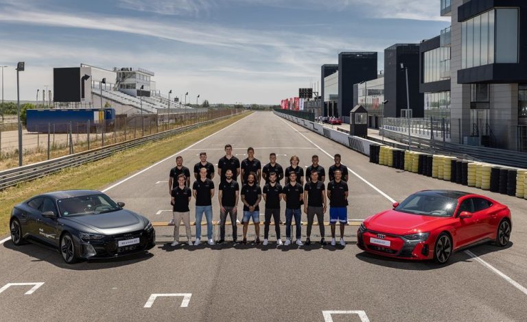Los jugadores del Real Madrid disfrutan al volante del Audi RS e-tron GT