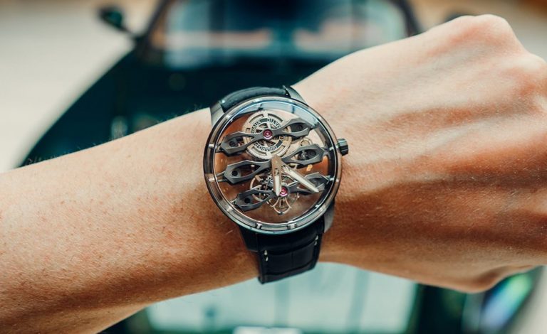 Tourbillon – Aston Martin Edition con tres puentes volantes. Dos marcas icónicas