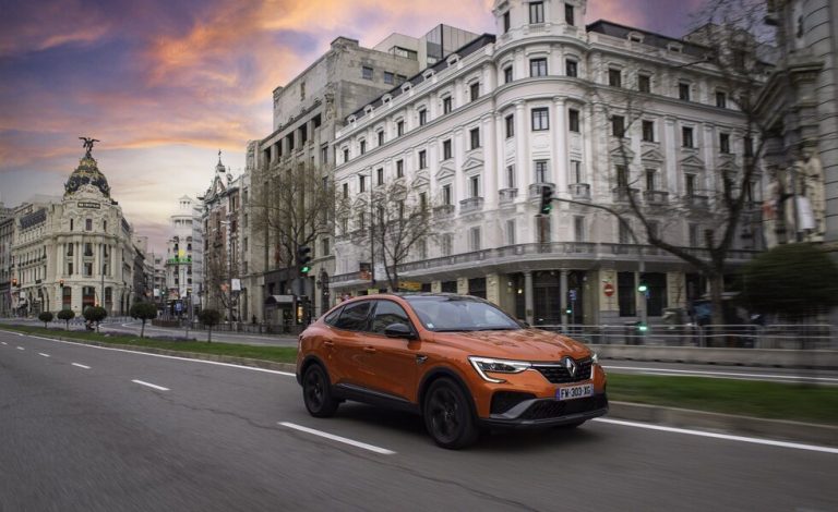 Conducimos el Renault Arkana E-Tech. Potencia eficiente