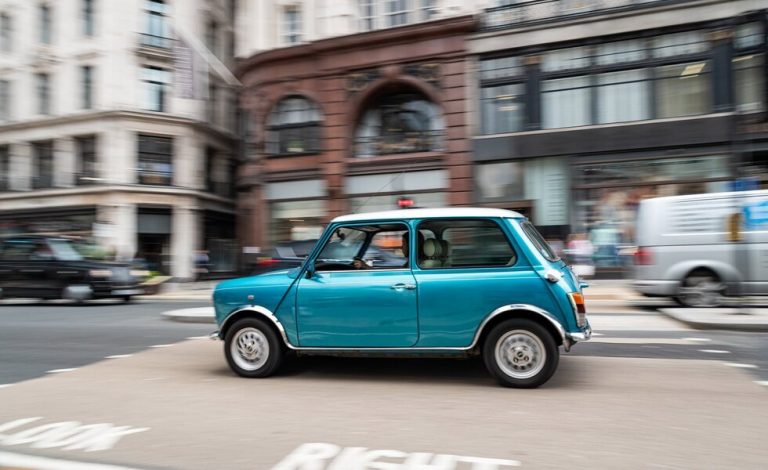 Por unos 29.000 euros puedes convertir tu clásico Mini en eléctrico