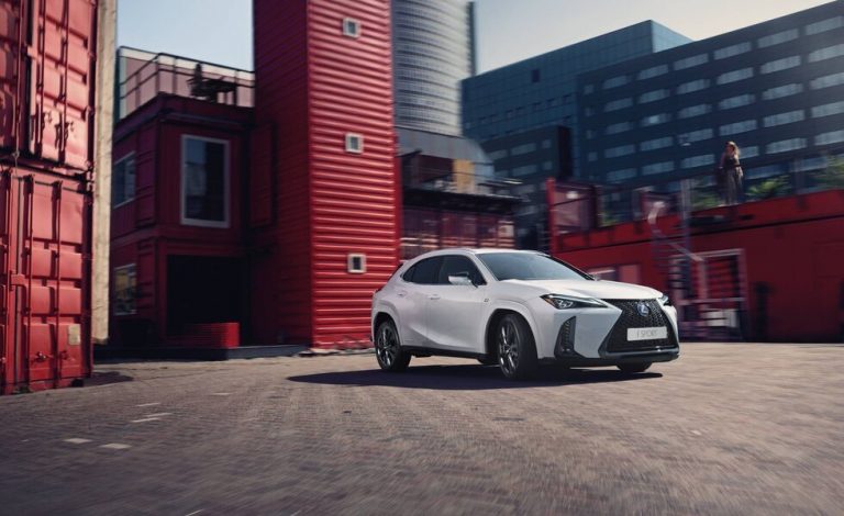 La familia del Lexus UX 250h se pone al día