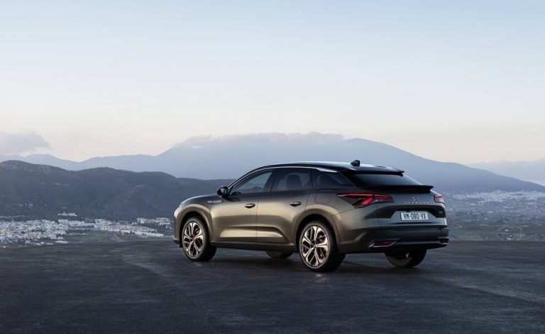 Citroën C5 X. La firma francesa regresa al mundo de las berlinas de alta gama