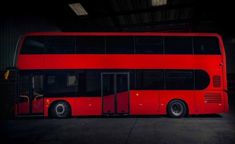 Este autobús de dos plantas es eléctrico y creado junto a una empresa española