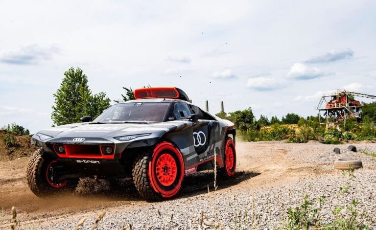 Carlos Sainz y Lucas Cruz nos desvelan su Audi RS Q e-tron, el bólido para el Dakar