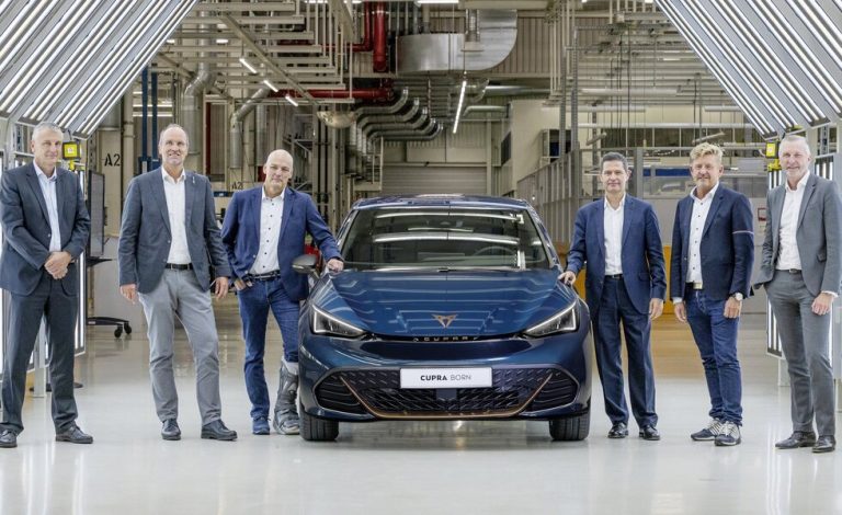 Salen de fábrica los primeros Cupra Born