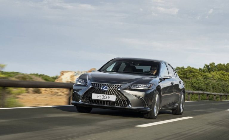 Lexus ES 300h 2022. La berlina híbrida estrena una nueva imagen