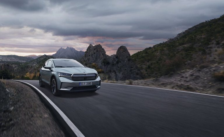 El eléctrico Skoda Enyaq iV guía a los ciclistas en la Titan Desert