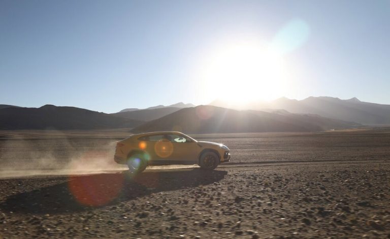 Este Lamborghini Urus se da un paseo por Umling La, la carretera más alta del mundo