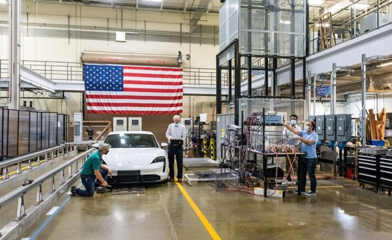Volkswagen desarrolla con este Taycan un potente sistema de recarga sin cables