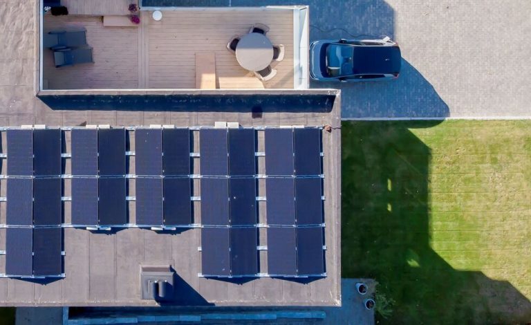 Cargar un eléctrico con energía solar, hasta 12 veces más barato que usar gasolina