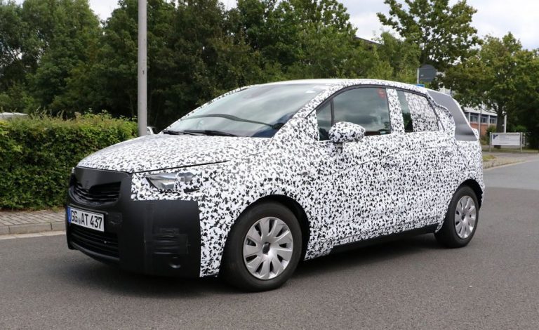 Opel Meriva 2017. Se quita ropa